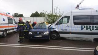 ACCIDENT TERIBIL în Botoşani! Un taximetrist A MURIT după ce a intrat cu maşina într-un microbuz! Mai mulţi călători au fost răniţi (GALERIE FOTO)