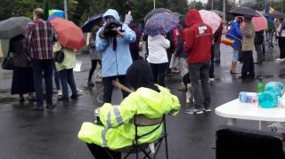 Nou protest anti-guvernamental în Capitală. Manifestanţii au pus CĂTUȘE pe poarta sediului PSD şi au lipit poza lui SOROS lângă sigla partidului