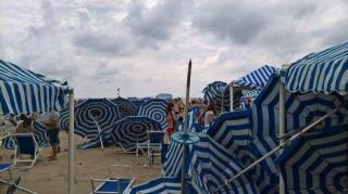 ZECE VICTIME în Italia, după ce o tornadă a lovit o plajă în Ostia