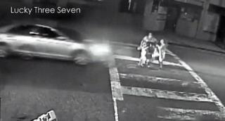 IMAGINI terifiante! Trei persoane, dintre care un COPIL de 5 ani, au fost SPULBERATE pe trecerea de pietoni de un bolid care circula cu viteză (VIDEO)