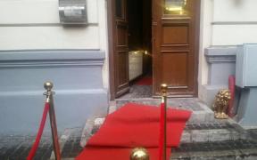 JAF la Muzeul Kitsch-ului din Bucureşti! Un leu auriu a fost furat de la intrare. Ce recompensă se oferă pentru găsirea făptaşilor (VIDEO)