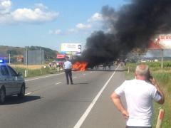 Accident GRAV între Dej și Cluj. Trei mașini s-au lovit violent, un microbuz de călători a ars ca o torță, trafic rutier oprit (VIDEO)