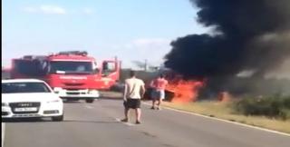 Maşină în flăcări pe drumul care leagă vama Cenad de Timişoara. Incendiul s-a extins și la vegetația din apropiere (VIDEO)