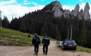 Doi copii de 8 și 11 ani și mama lor s-au rătăcit în Masivul Rarău. Femeia s-a abătut de la traseul marcat