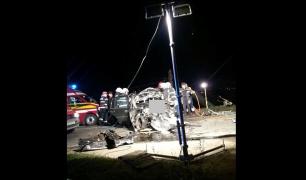 Accident groaznic pe DN1. Un tânăr a intrat cu maşina pe contrasens, fiind spulberat de un camion
