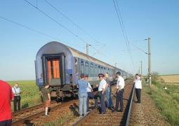 CFR dezamăgeşte din nou. Călători abandonaţi în câmp de mecanicul trenului, care a plecat cu locomotiva de unul singur