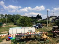Tragedie într-o familie de români din Italia. Fetiță de 2 ani, înecată în piscina de plastic din faţa casei