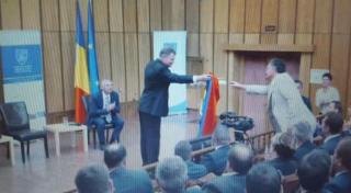 Iohannis, gest surpriză la Miercurea Ciuc. Reacţia preşedintelui când primarul oraşului i-a oferit steagul "Ţinutului Secuiesc"