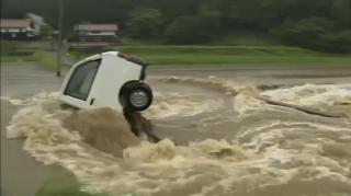 Evacuări masive în Japonia, din cauza ploilor torenţiale, care au provocat inundaţii şi alunecări de teren