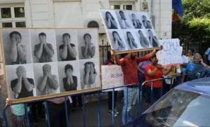 Protest în faţa Ministerului Educaţiei! Zeci de persoane demonstrează contra rasismului la adresa copiilor romi