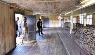 Emoţionant! Ducesa de Cambridge, surprinsă cu lacrimi în ochi în faţa ororilor din lagărul de concentrare Stutthof (FOTO&VIDEO)