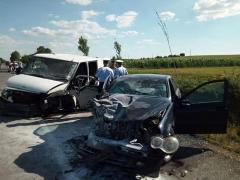 Accident grav la Pufeşti! O dubă a pierdut o roată în mers, a intrat pe contrasens şi s-a izbit de un Mercedes! Patru victime, una încarcerată
