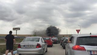 Maşină în flăcări pe A2, circulaţia pe Autostrada Soarelui e blocată total (VIDEO)
