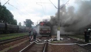 Pericol de explozie în Timiş! O locomotivă care tracta şapte cisterne cu butan a luat foc în mers