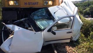 ACCIDENT CUMPLIT în Mehedinţi! Doi MORŢI, după ce un tren a lovit o maşină, la trecerea de cale ferată. IMAGINI DRAMATICE (VIDEO)