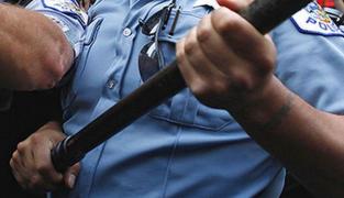 Bărbatul bătut de un poliţist din Bihor în aşa hal, încât a avut nevoie de două luni ca să poată VORBI şi MÂNCA a primit o despăgubire de 5.000 de euro