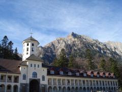 ALARMĂ la Mănăstirea Sf. Treime din Buşteni! 30 de copii şi 5 adulţi, în stare gravă! Două ambulanţe şi un echipaj SMURD au ajuns la faţa locului