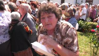 Pomană cu bătaie şi înjurături la o biserică din Argeş. S-au călcat în picioare pentru o porţie de piure şi o bucată de carne (VIDEO)