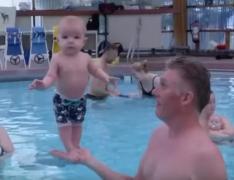 Bebeluşul care SFIDEAZĂ MEDICINA! Este FANTASTIC ce reuşeste să facă micuţul la vârsta de doar PATRU LUNI! Imaginile fac înconjurul lumii! | VIDEO