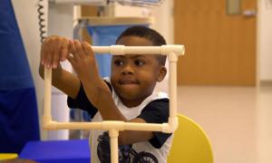 MINUNE! Primul copil DIN LUME care a suferit un DUBLU TRANSPLANT de mâini se bucură acum de o copilărie normală! Chinurile INIMAGINABILE prin care a trecut micuţul!