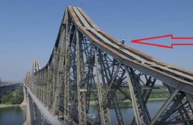 CURAJ NEBUN! Scenă incredibilă pe podul de la Cernavodă! Ce a vrut să facă un biciclist italian (VIDEO)