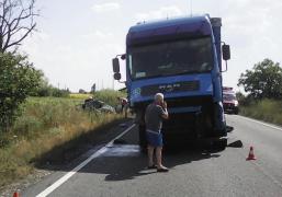 Accident GROAZNIC în Bihor. Maşină spulberată de un TIR, situaţie de urgenţă, a intervenit elicopterul SMURD