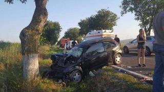 ACCIDENT GRAV în Tulcea! O masina în care se aflau o fetita si doua femei s-a IZBIT de un copac. SMURDUL a intervenit imediat