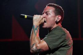 DRAMĂ în lumea muzicii! Solistul trupei Linkin Park a fost găsit SPÂNZURAT la Los Angeles, în ziua în care prietenul lui, Chris Cornell, ar fi împlinit 53 de ani