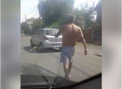 ÎNJURĂTURI și gesturi OBSCENE, astăzi în Bucuresti, după ce un bărbat a fost filmat când și-a legat câinele de mașină și l-a târât pe stradă (VIDEO)