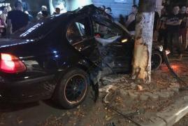ACCIDENT cu patru VICTIME in centrul Buzăului! O tânără de 23 de ani a pierdut controlul BMW-ului si a SPULBERAT doi oameni care mergeau pe trotuar. Masina s-a oprit intr-un copac (VIDEO)
