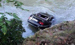 Scene groaznice în Alba. Martorii au văzut cum o mașină iese de pe șosea și cade în râul Arieș!