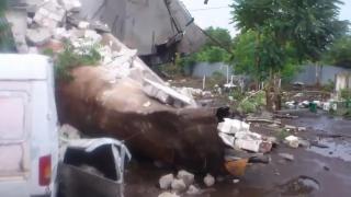 Dezastru în Galaţi. Un bazin de apă de o mie de metri cubi a cedat. Numeroase maşini, o hală şi câteva anexe au fost afectate