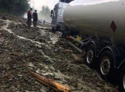 Atenţie, şoferi! DRUM BLOCAT de aluviuni şi copaci căzuţi pe carosabil în Prahova. Poliţia anunţă RUTE OCOLITOARE