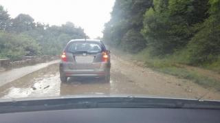 Furtunile fac ravagii în ţară! Trafic blocat în judeţul Argeş, din cauza aluviunilor din urma ploilor