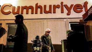 Nume grele ale jurnalismului din Turcia sunt aduse astăzi, în faţa justiţiei. 17 jurnalişti de opoziţie sunt acuzaţi că au susţinut grupări teroriste