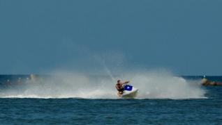 O nouă VICTIMĂ a skijetului! O tânără a fost rănită, la mare, în urma coliziunii dintre două skijeturi!