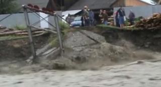 VIITURA face deja RAVAGII! O furtună PUTERNICĂ a adus PRĂPĂDUL aproape de casele oamenilor! "Vine, frate, fii atent cum vine!" | VIDEO