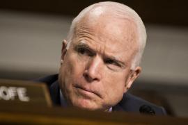 John McCain nu se lasă doborât de boală. Diagnosticat cu cancer la creier, se întoarce în Congres pentru un vot crucial privind înlocuirea Obamacare