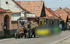 IMAGINEA ZILEI vine din Sibiu! Trei Lamborghini, în coloană după un tractor plin cu baloţi, la Cârțișoara (VIDEO)