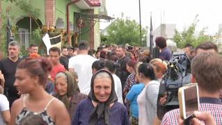 Gest impresionant la moartea Denisei. Lumea a izbucnit în aplauze, în momentul în care cortegiul funerar a ieșit din curtea casei