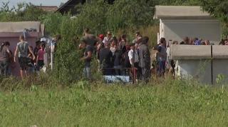 Biserica e neîncăpătoare la slujba de înmormântare pentru Denisa. Preoții au fost obligați să țină slujba afară