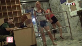 Circ la poliţie! Două MOLDOVENCE, în stare de ebrietate s-au pipăit în faţa agenţilor, în semn de protest că au fost ARESTATE | VIDEO