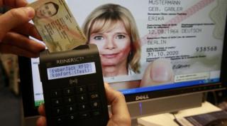 SCHIMBARE MAJORĂ! Cum va arăta noul buletin de identitate. Cardul de sănătate, DESFIINȚAT