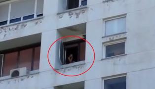 ALERTĂ în Brăila! Un bărbat ameninţă că se sinucide. A tras mai multe focuri de armă şi s-a BARICADAT în apartament (VIDEO)