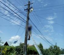 TRAGEDIE în Dâmboviţa! Un muncitor A MURIT electrocutat, bărbatul rămânând suspendat de stâlp. IMAGINI ŞOCANTE