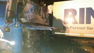 ACCIDENT MORTAL în Bacău! Un şofer A MURIT în timp ce îşi repara camionul. Alte două persoane au ajuns în STARE GRAVĂ la spital