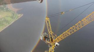 VIDEO INEDIT! Un CURCUBEU perfect ROTUND, filmat de pe un zgârie-nori din Sankt Petersburg