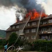 INCENDIU puternic la acoperişul unui bloc în Piatra Neamţ! Imagini dramatice, filmate de martori