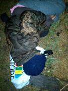 IMAGINILE care au scandalizat Internetul! O fetiță de 12 ani, adusă cu forța să păzească vacile. Copila doarme pe câmp și este ținută flămândă