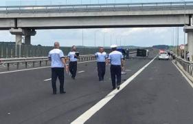 Accident cu PATRU VICTIME pe autostradă! Două maşini s-au ciocnit, una s-a răsturnat, în judeţul Alba